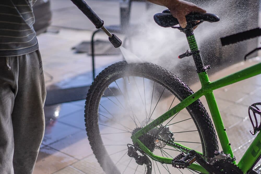 Detail cleaning with pressurized water